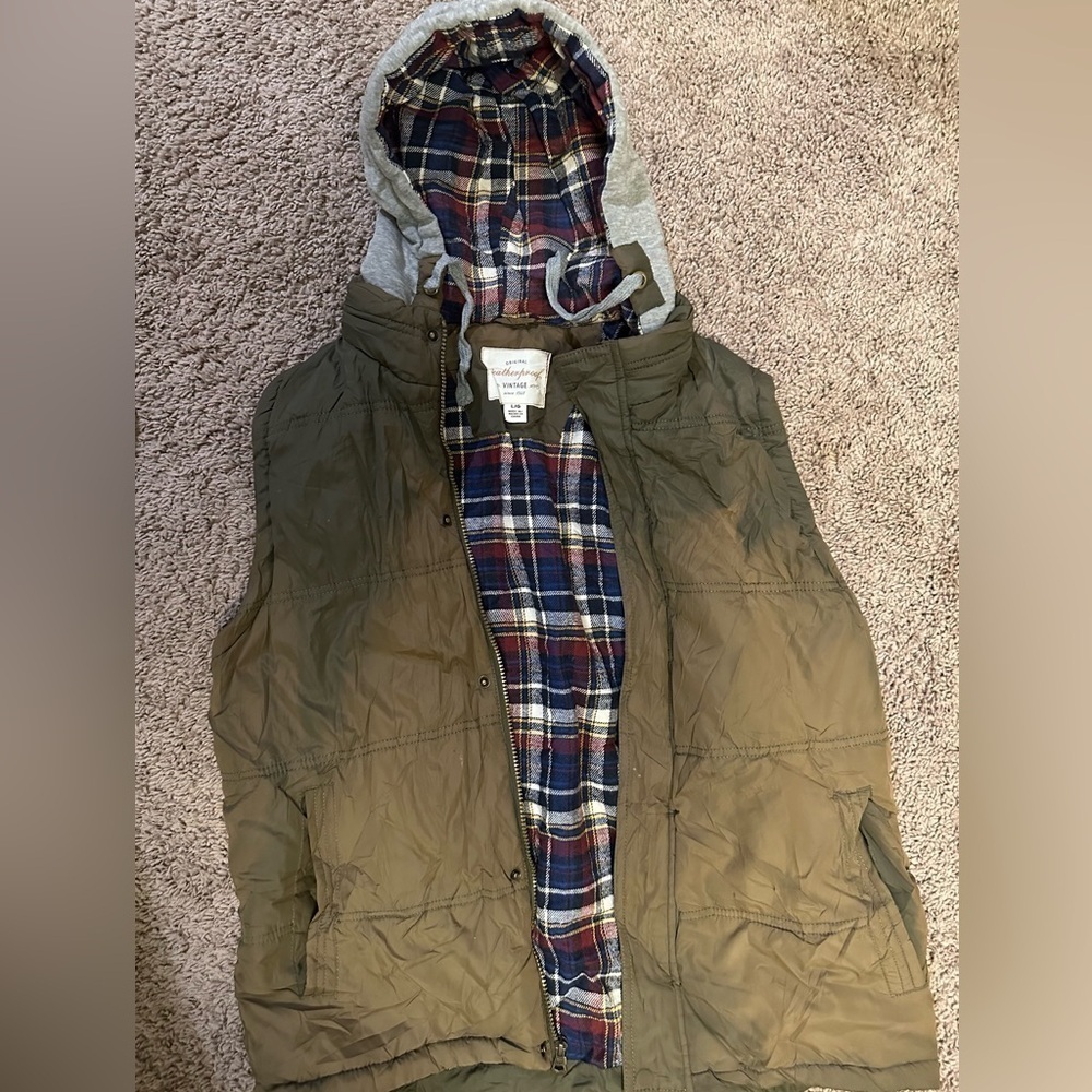 Khaki and green puffer vest made by Weatherproof Vintage.